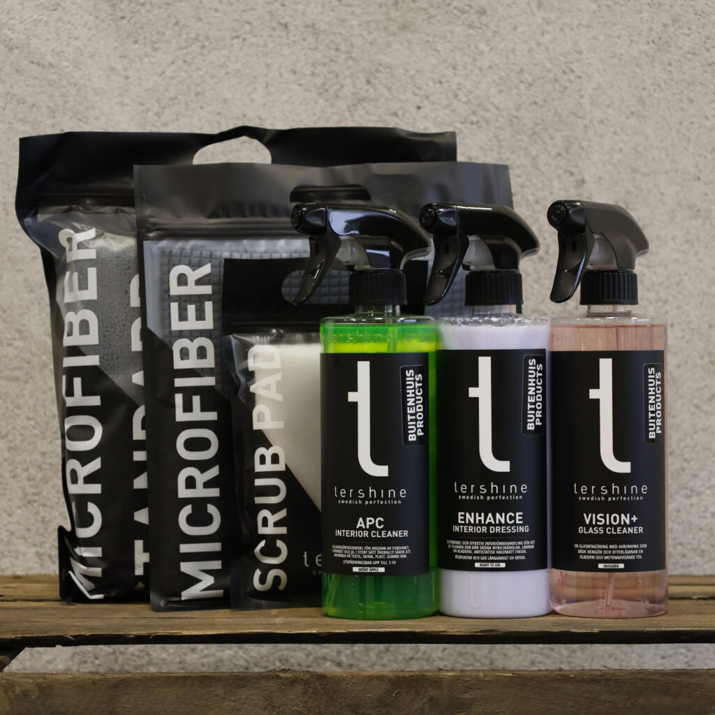 Microfiber doeken, scrubpad, APC Interior Cleaner, Enhance Interior Dressing en Vision+ Glass Cleaner samen uitgestald