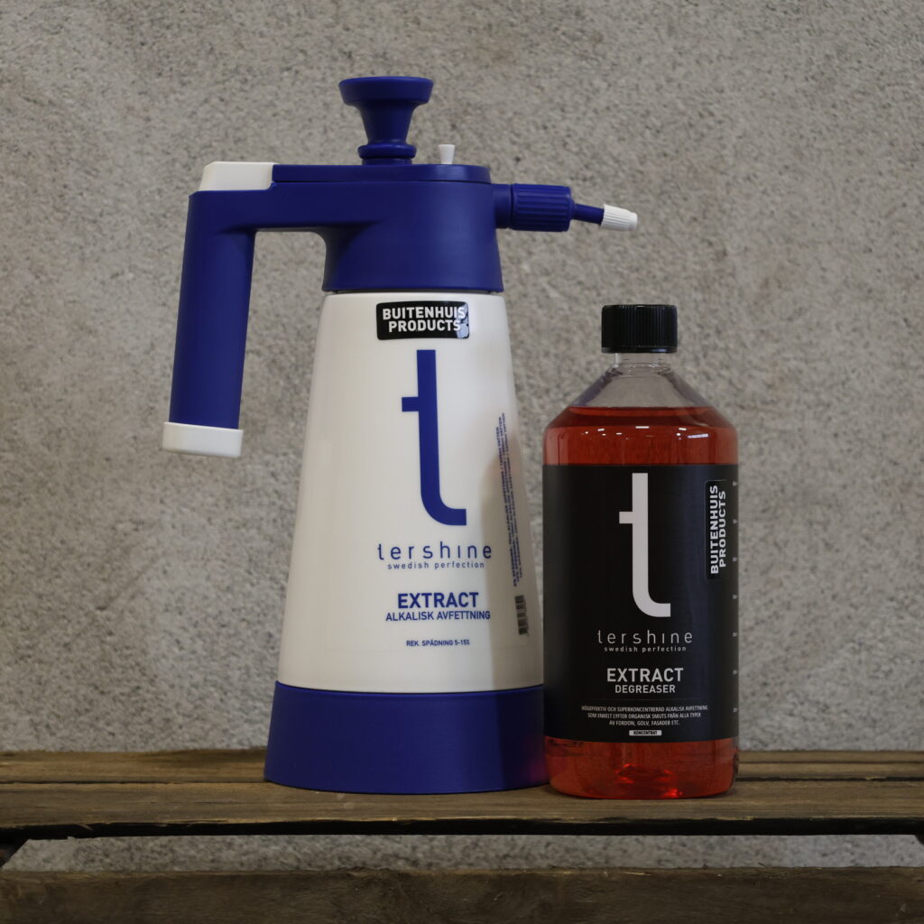 Drukspuit Tershine Extract Alkaline naast een fles Extract Degreaser