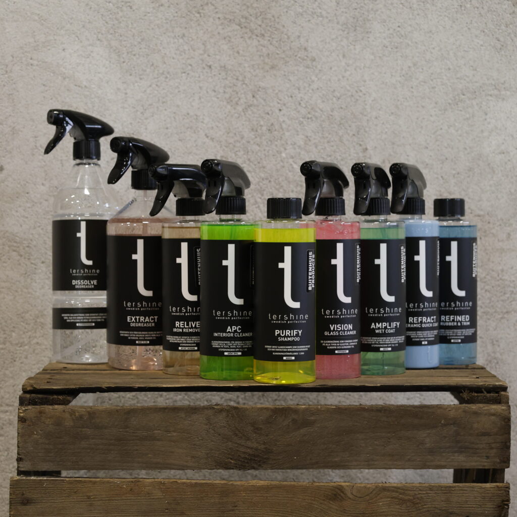 Zeven Tershine autodetailing producten op een houten krat