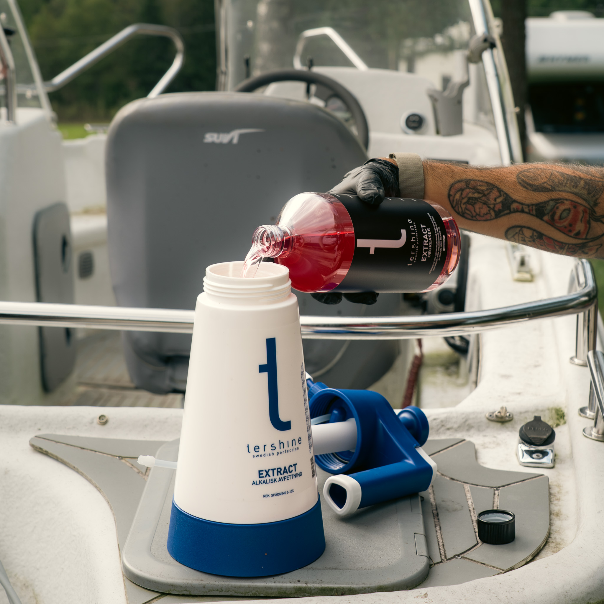 Tershine Extract degreaser ingeschonken in een drukpomp aan boord van een boot