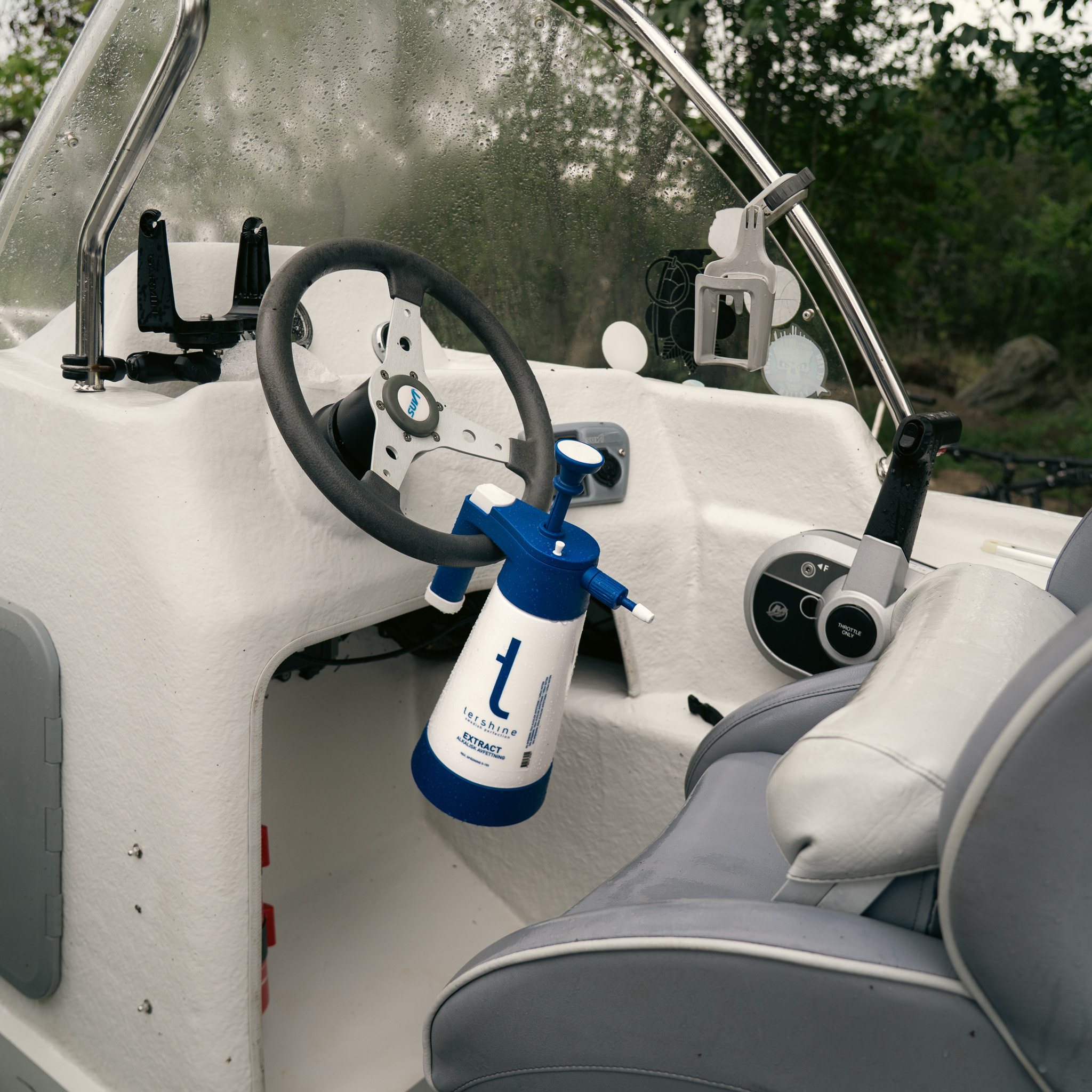 Drukpomp met Extract degreaser op de console van een schone boot