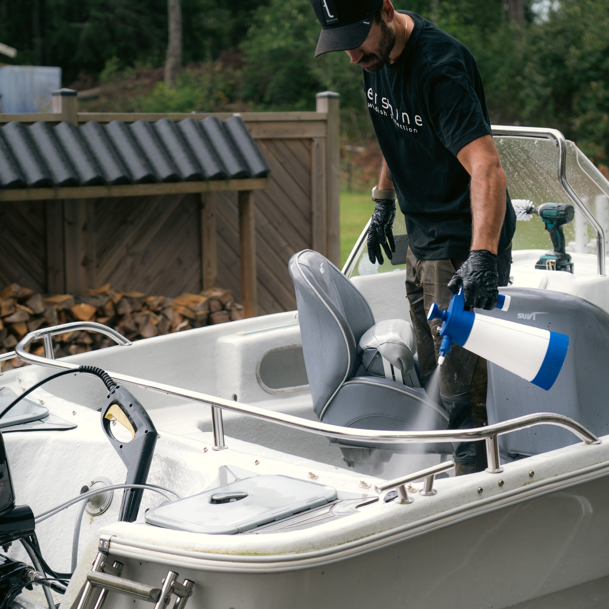 Man reinigt de bekleding van een boot met een boorborstel en Extract degreaser
